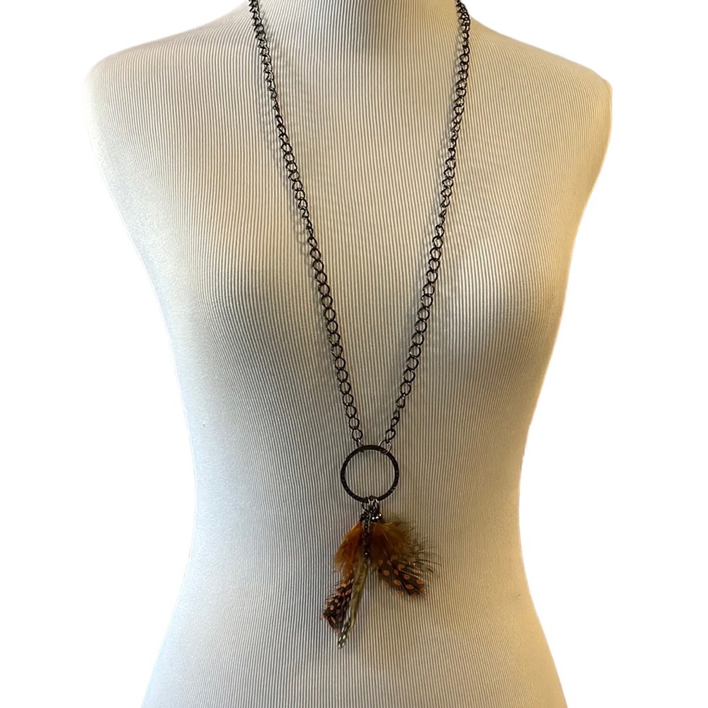 SPOTTED FEATHERS FASHION STATEMENT NECKLACE WITH GUN METAL FINISH CHAIN